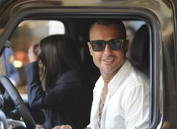 MILANO, FABRIZIO CORONA SCAPPA ALL’ALT DEI CARABINIERI A BORDO DI UN SUV: INSEGUITO PER 700 METRI, VIENE FERMATO. ERA SENZA&nbsp;PATENTE!